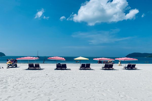 Safety Tips for Using Beach Umbrellas on Windy Days